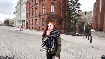 Openbare bakkie: pragtige meisie word genaai vir 'n iPhone en kry cum in haar poes. CleoModel