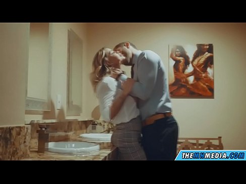 ❤️ Wanneer 'n rondborstige blondine jou in 'n openbare toilet verlei ☑ Superseks by porn af.sex78.ru ❌️